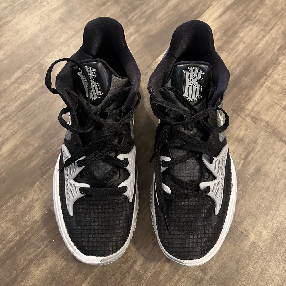 Nike Kyrie Low 5 Basketball Shoes - Picture 2 of 5